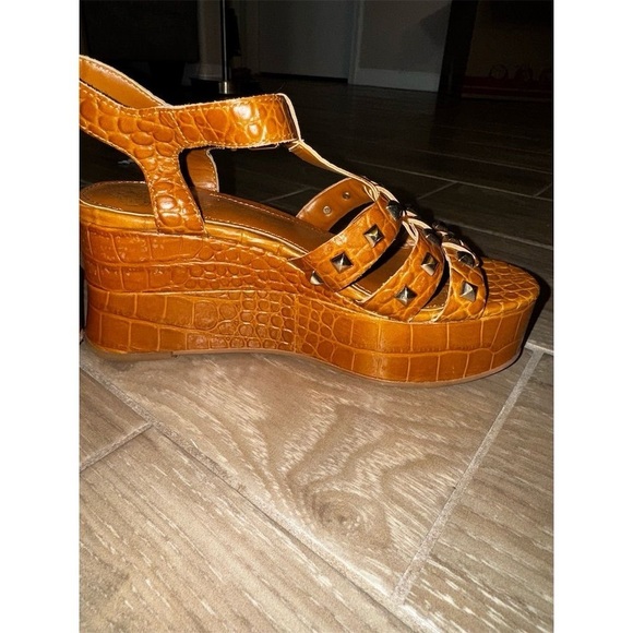 - Vince Camuto Kabria studded crocodile print  platform Sandal
In brown Size 37 - Picture 11 of 11